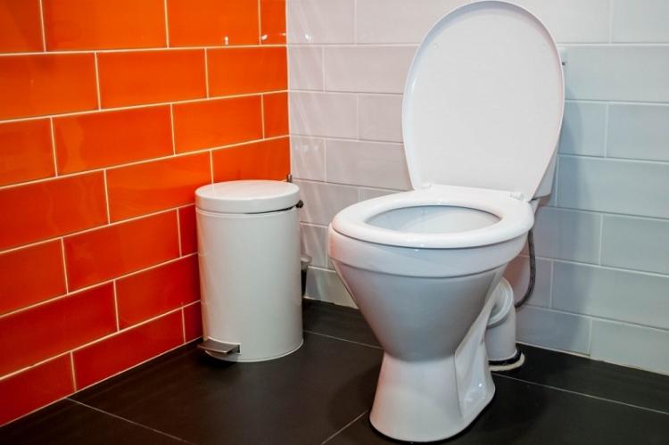 Conception de petites toilettes - photos d'intérieurs réels