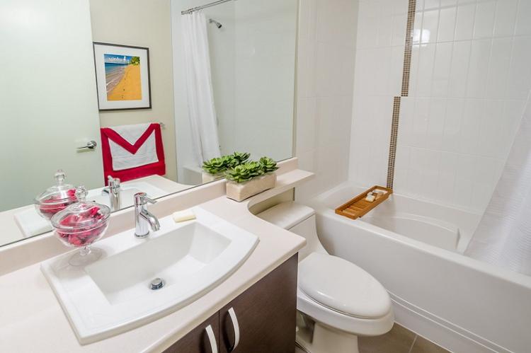 Misez sur les couleurs claires - Petite salle de bain design