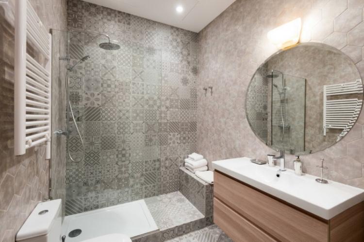 Conception de petite salle de bain - photos de vrais intérieurs