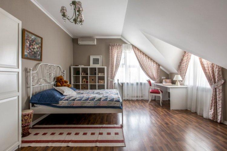 Conception d'une chambre d'enfants dans le grenier - photo