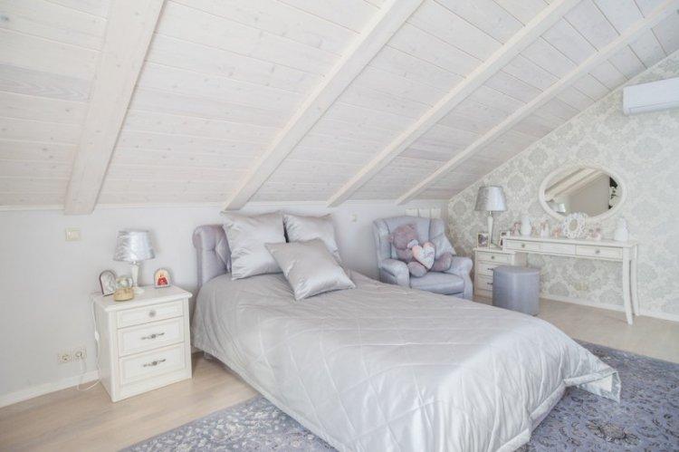 Conception d'une chambre d'enfants dans le grenier - photo