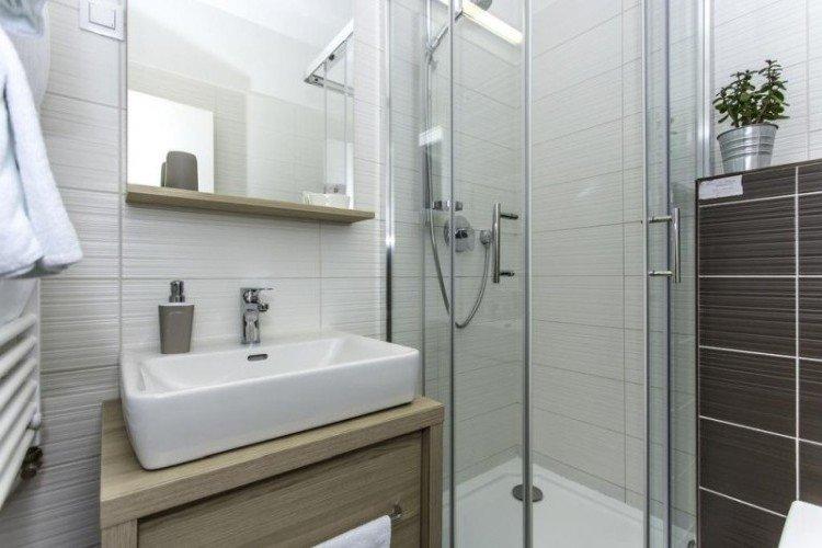 Couleurs - Conception de salle de bain étroite