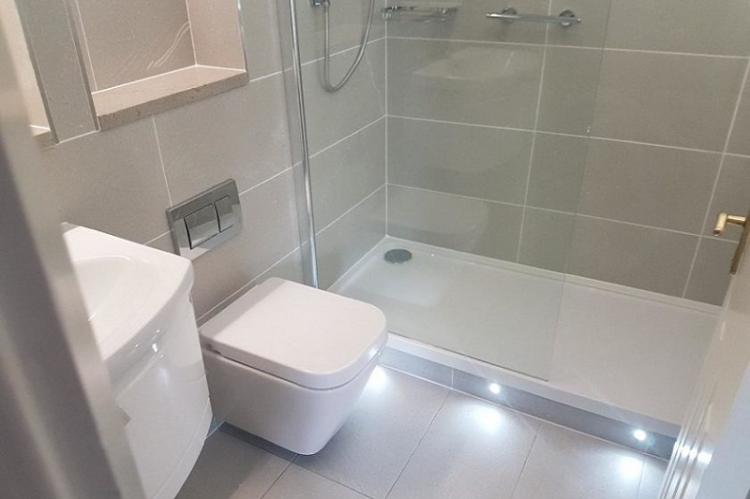 plaques de plâtre en finition - Aménagement salle de bain 3 m²