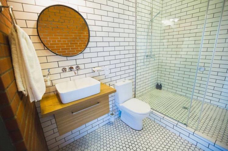 Finitions de sol - Conception de salle de bain avec douche