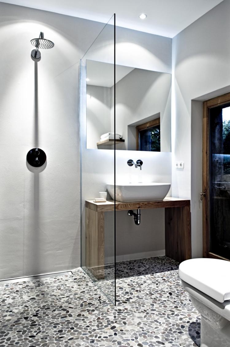 Salle de bain avec douche - photo de design d'intérieur