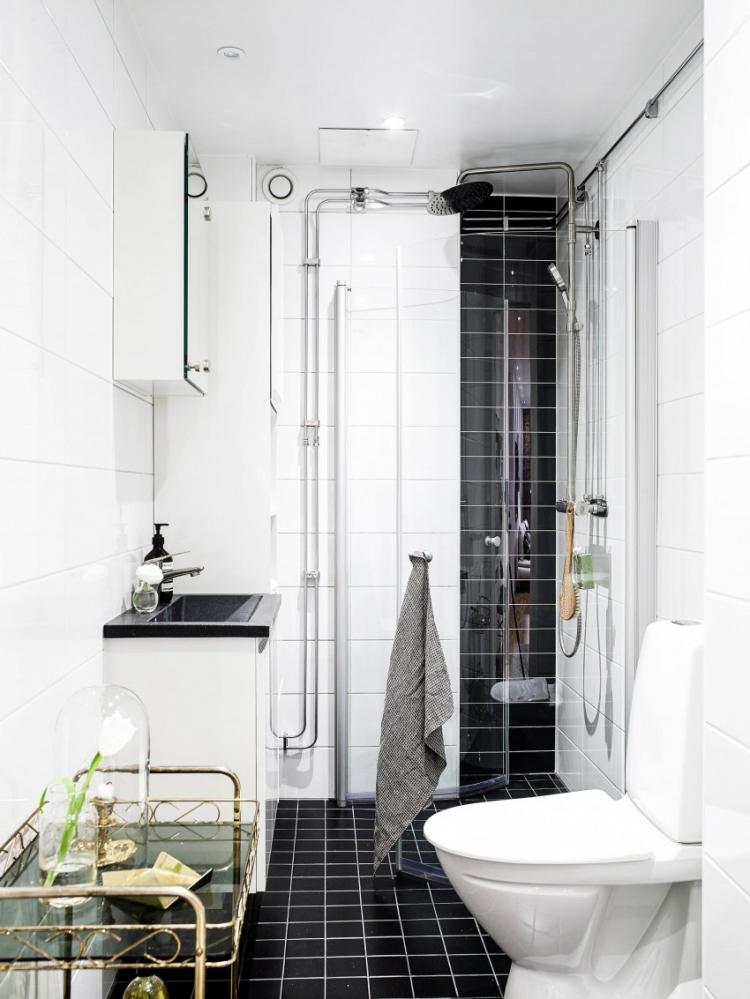 Salle de bain avec douche - photo de design d'intérieur