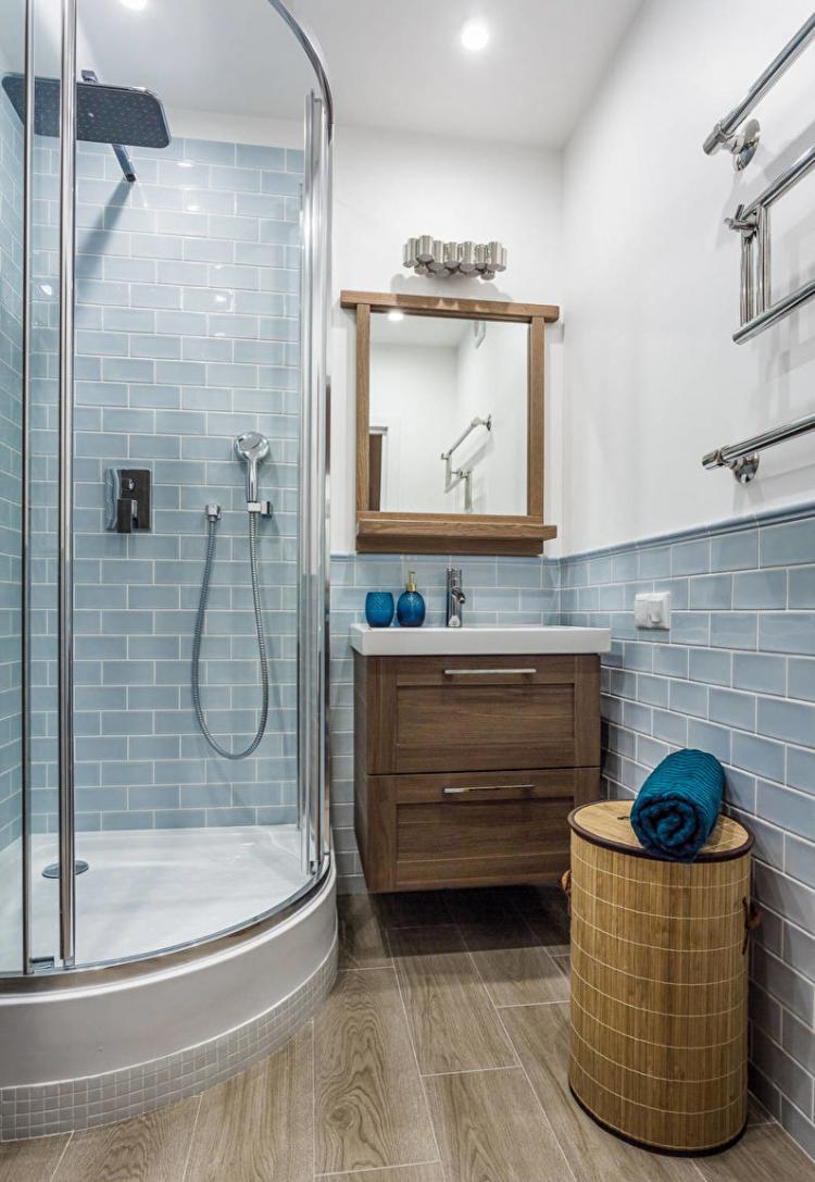 Salle de bain avec douche - photo de design d'intérieur