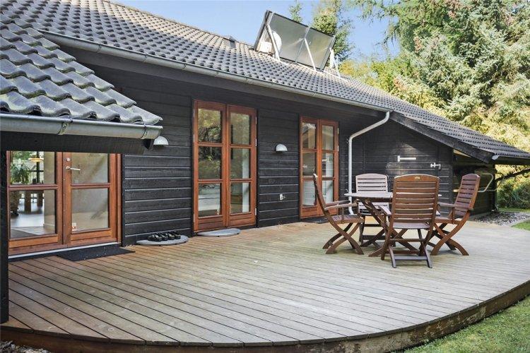 Maison de style scandinave avec porche ou terrasse - projets et photos