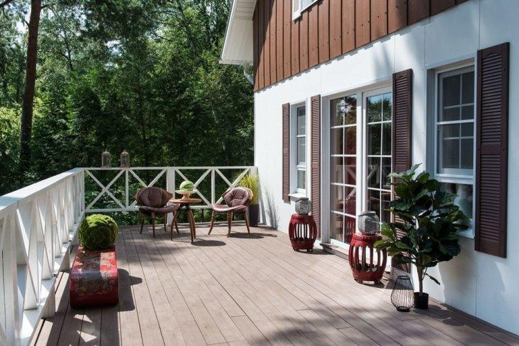 Maison de style scandinave avec porche ou terrasse - projets et photos