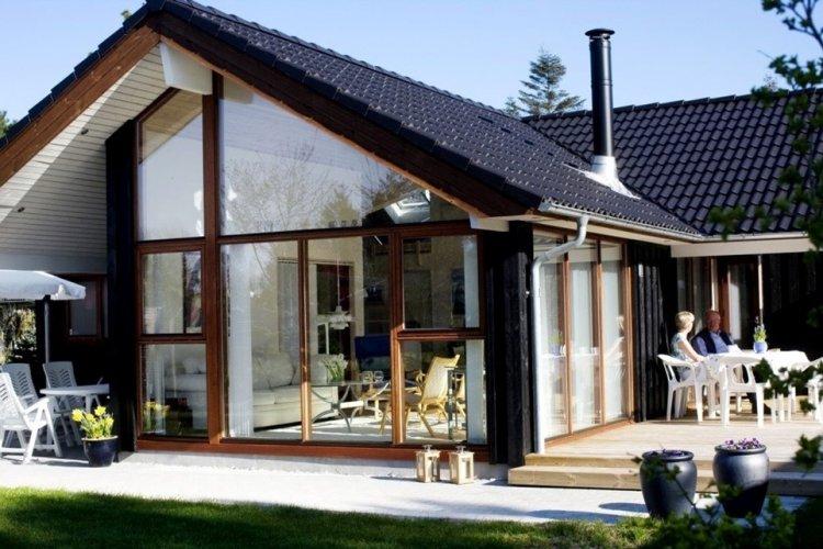 Maison de style scandinave avec porche ou terrasse - projets et photos