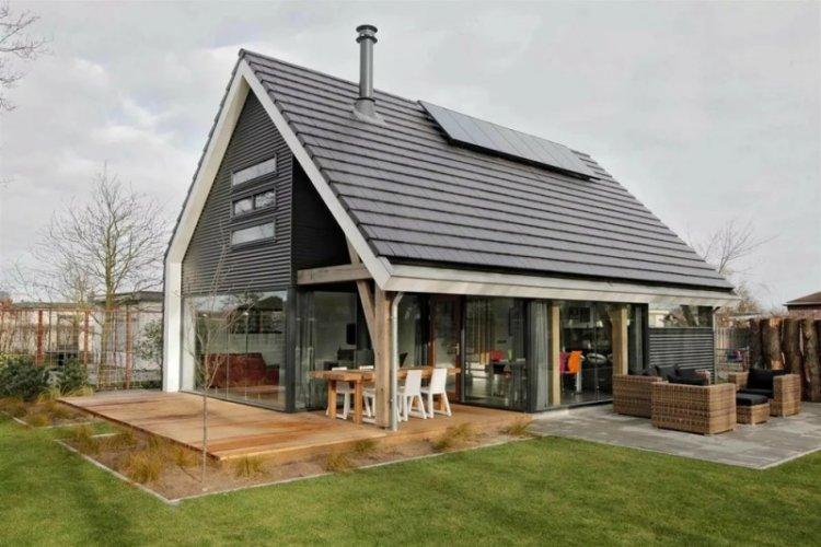 Maison de style scandinave avec porche ou terrasse - projets et photos