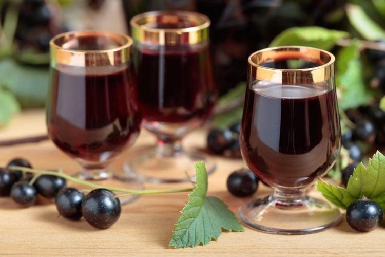 Vin de cassis classique - recette à la maison