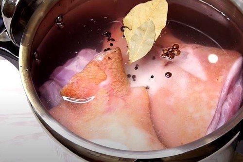 Saucisse de porc maison dans une bouteille - une recette étape par étape