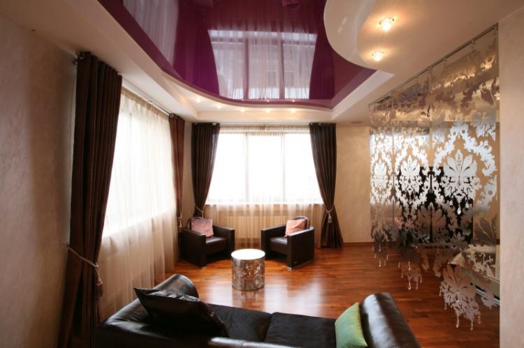 Plafonds tendus à deux niveaux dans le salon