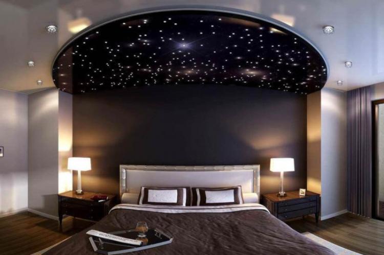 Plafonds tendus sur deux niveaux dans la chambre