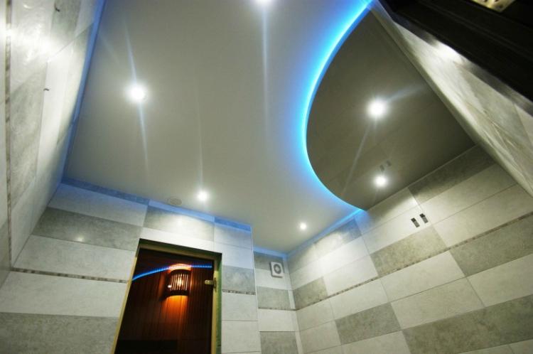 Plafonds tendus à deux niveaux dans la salle de bain