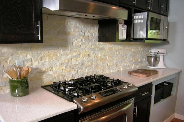 Tablier en pierre artificielle dans la cuisine