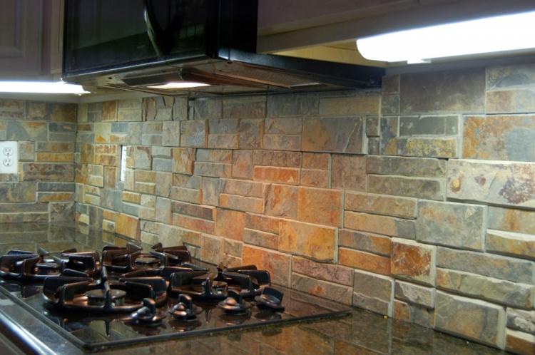 Tablier en pierre artificielle dans la cuisine