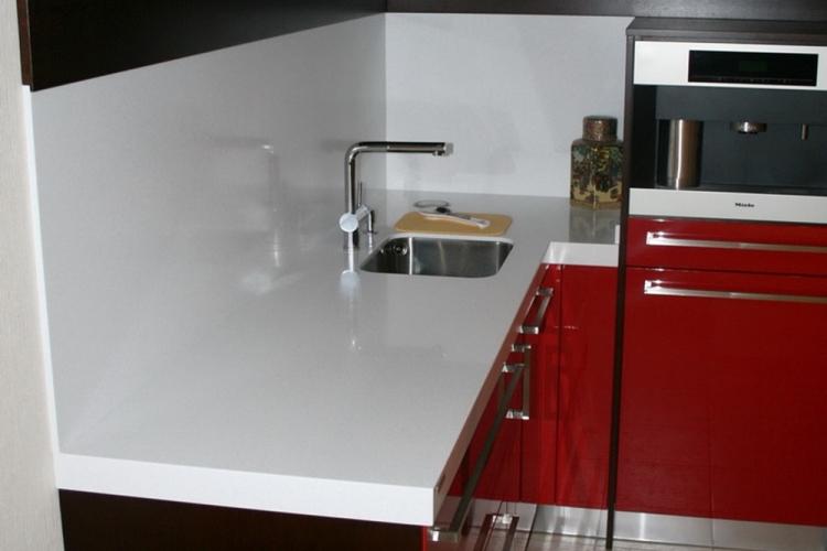 Tablier acrylique dans la cuisine