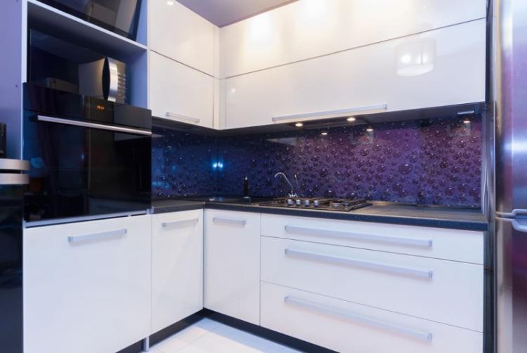 Tablier acrylique dans la cuisine