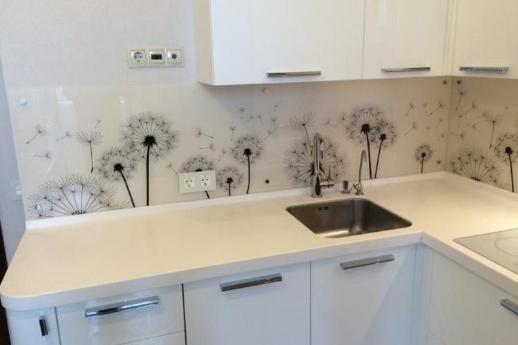 Tablier acrylique dans la cuisine