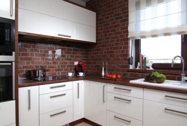 Tablier dans une cuisine en brique