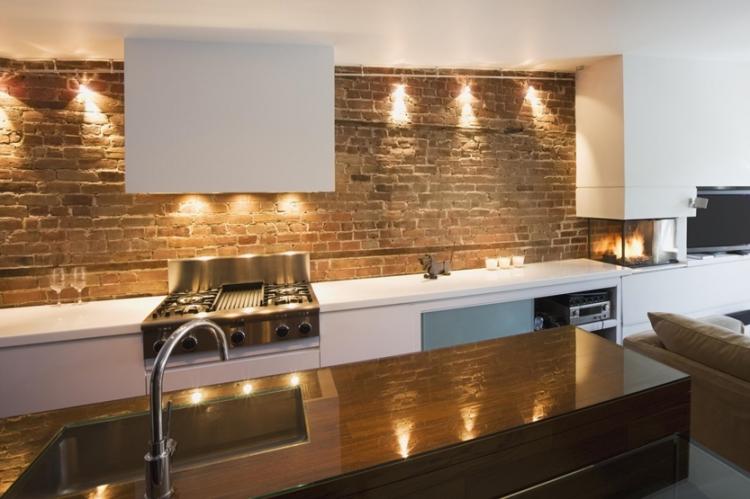 Tablier dans une cuisine en brique