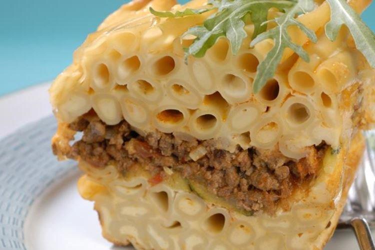 Casserole avec de la viande hachée et des pâtes