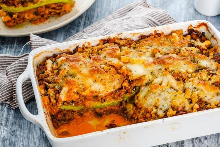 Casserole de viande hachée, courgettes et tomates