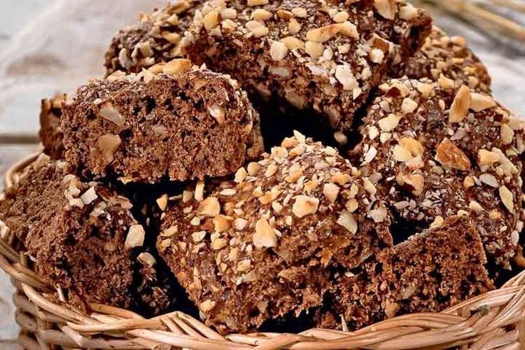 Biscuits au chocolat avec noix, abricots secs et chocolat