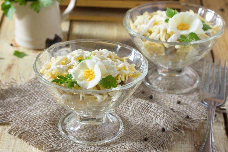 Salade aux oeufs, hareng et fromage