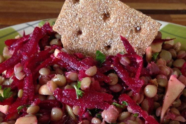 Salade de betteraves bouillies, lentilles et cacahuètes