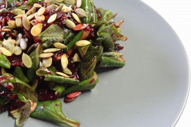 Salade de betteraves bouillies avec racine