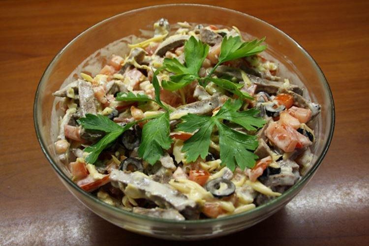 Salade avec langue de boeuf, tomates et fromage