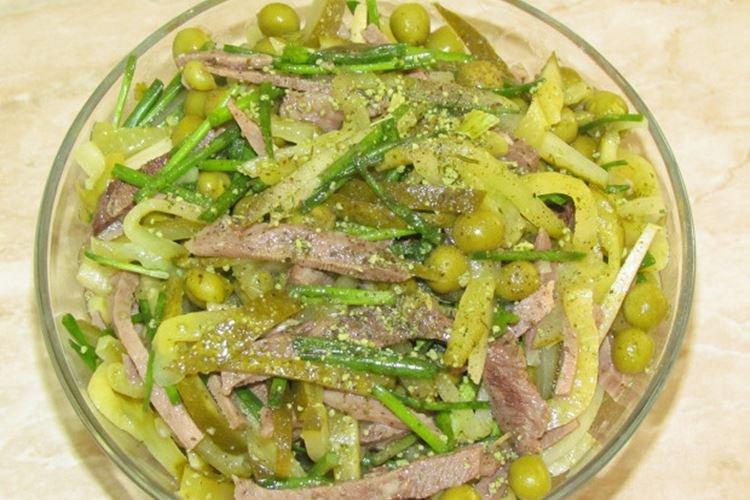 Salade avec langue de boeuf, petits pois et concombres marinés