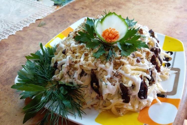 Salade à la langue de boeuf et aux pruneaux