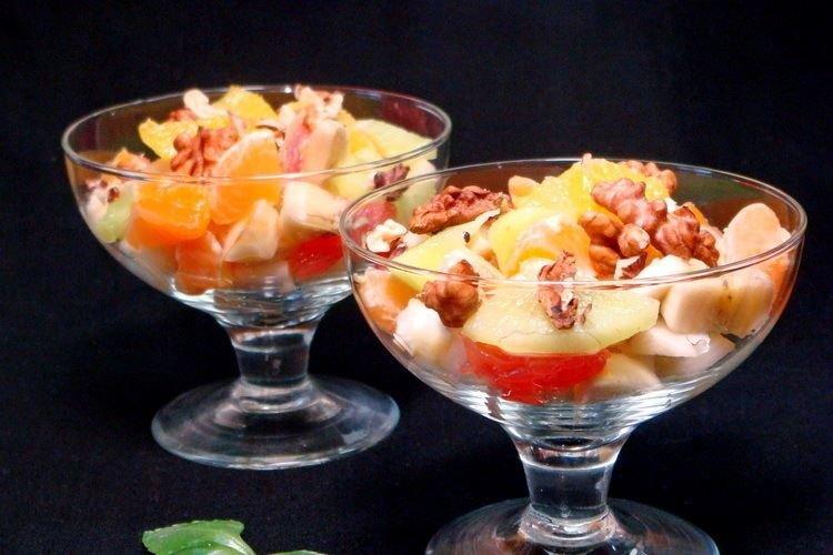 Salade de fruits à la banane et aux raisins secs