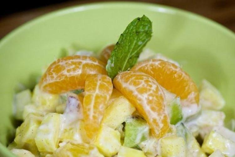 Salade de fruits à l'ananas, menthe et cannelle