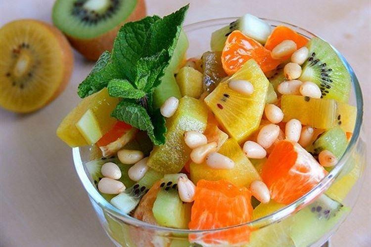 Salade de fruits de deux types de kiwi