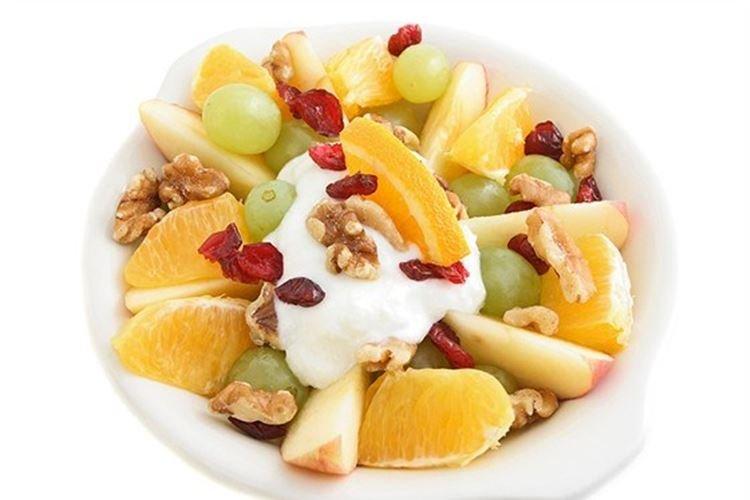 Salade de fruits aux fruits secs et noix