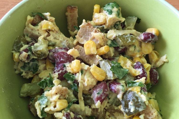 Salade de poulet aux concombres marinés et fromage