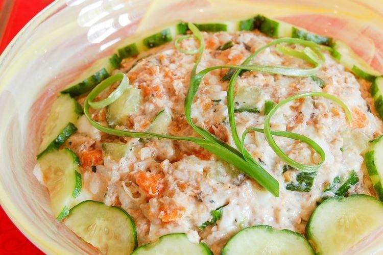 Salade de saumon rose en conserve avec riz