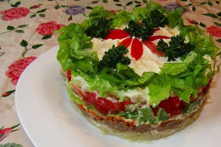 Salade de poisson et tomates en conserve