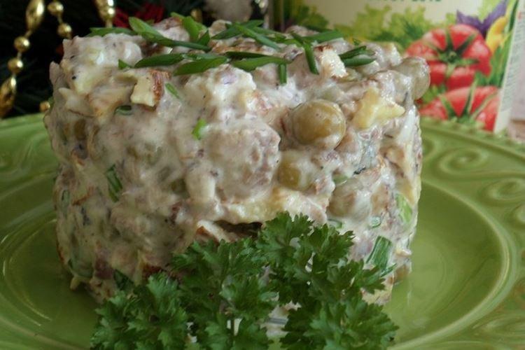 Salade avec omelette et poisson en conserve