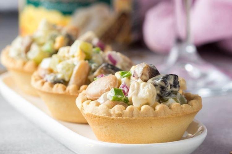 Salade de champignons marinés dans des paniers