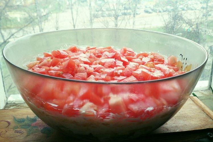 Salade de poulet aux champignons marinés et tomates