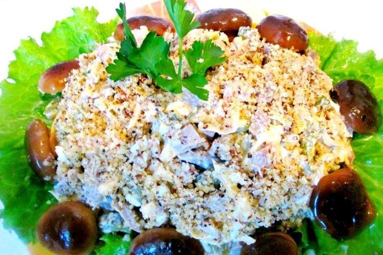 Salade de champignons marinés et noix