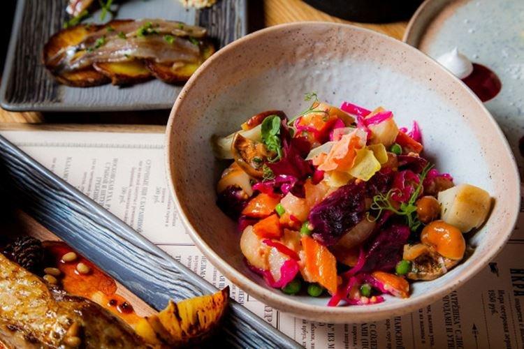 Salade de champignons marinés et légumes au four