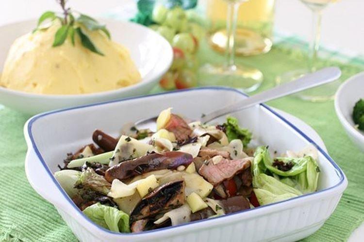 Salade de porc aux champignons marinés et aux pruneaux