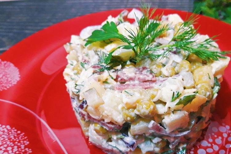 Salade aux saucisses et petits pois